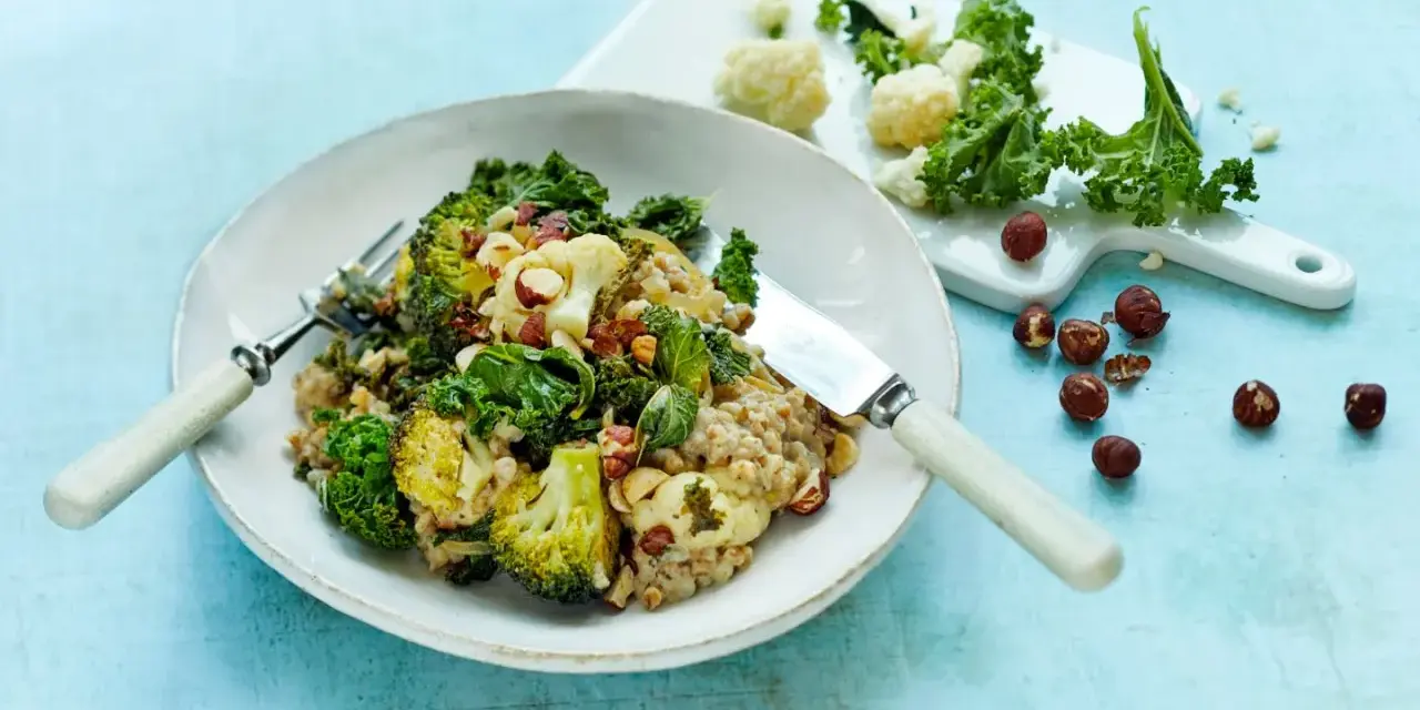 En härlig vegetarisk rätt med kål, broccoli och nötter. Perfekt för dig som söker nya vegetariska recept.