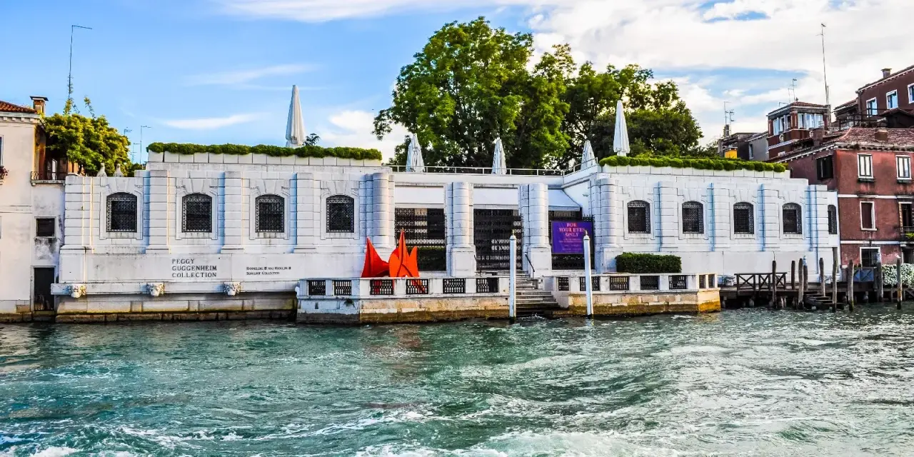 La Peggy Guggenheim Collection a Venezia, con le sue opere d'arte moderne che si affacciano sul Canal Grande, è un gioiello architettonico e culturale.
