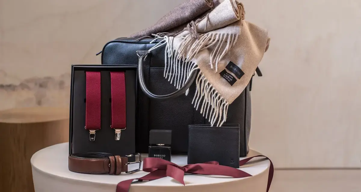 Elegancki zestaw dla taty: czarna torba, szalik, portfel, pasek, spinki do spodni i perfumy. Praktyczny prezent dla taty na święta, który z pewnością go ucieszy.