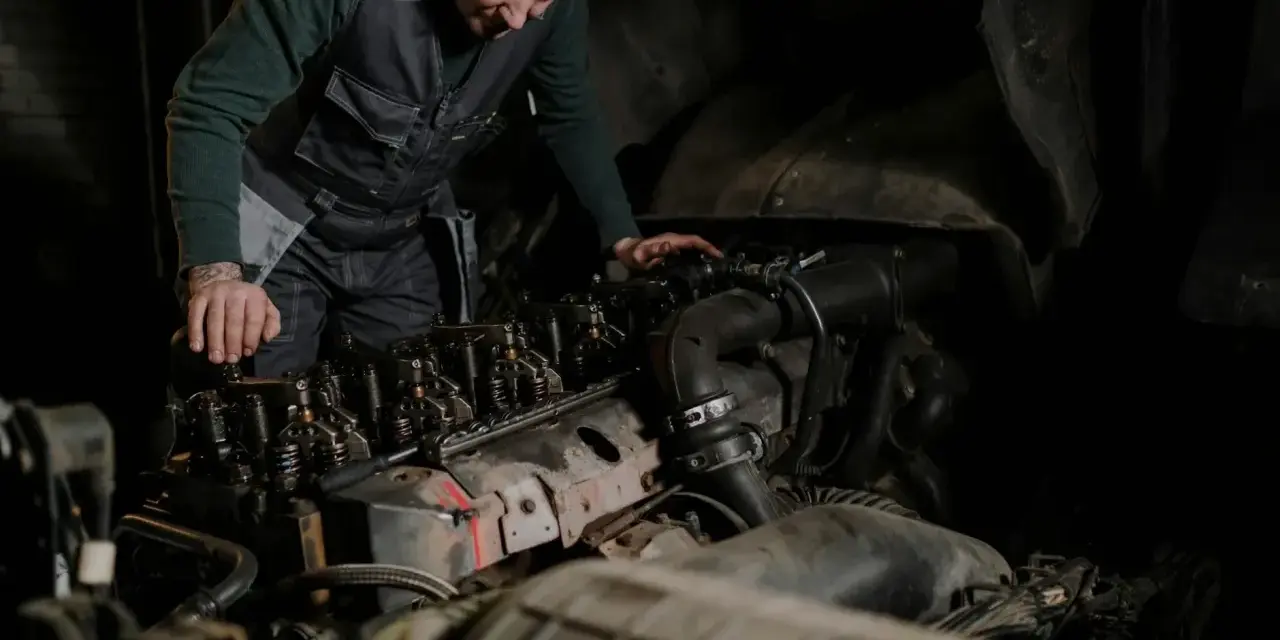 Mechanik bada silnik, szukając oznak nieszczelnej odmy.