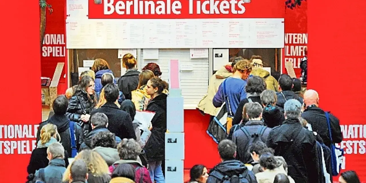 Menschen stehen Schlange am **Berlinale Publikumstag** vor dem Ticketschalter.