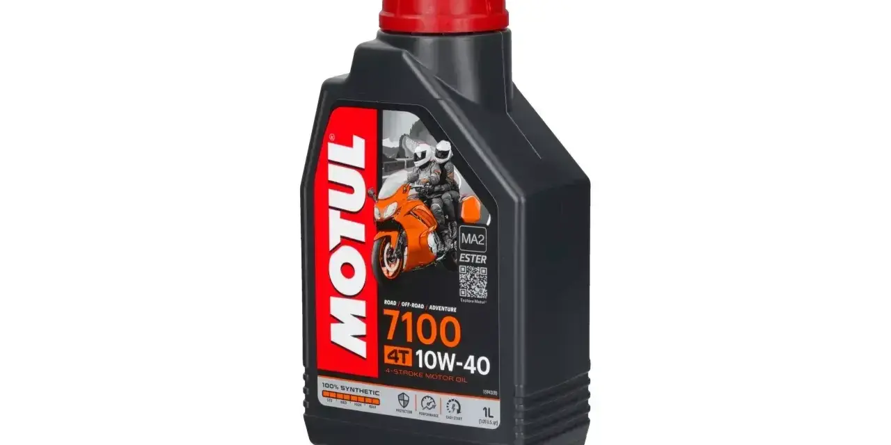 Czarny kanister z olejem Motul 7100 10W-40. Czy Motul to dobry olej? Tak, to 100% syntetyczny olej do motocykli 4T.