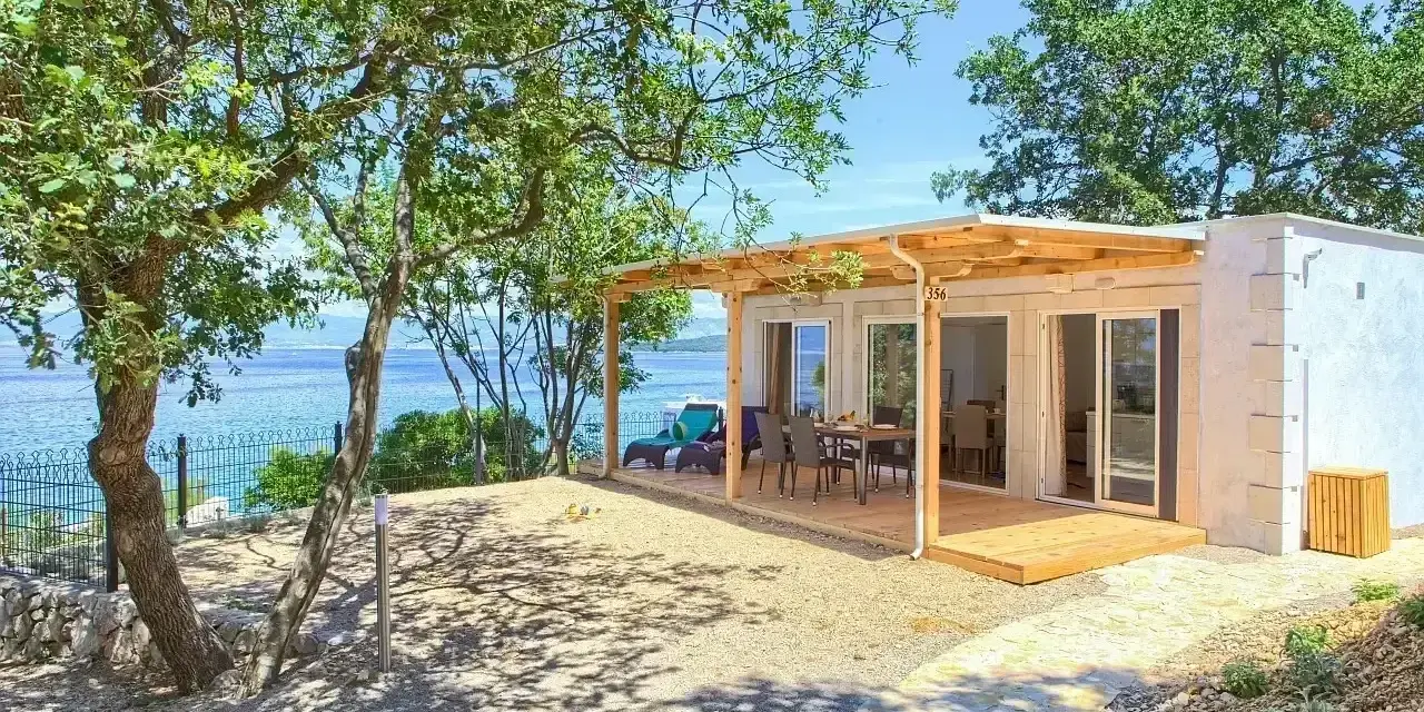 Domek letniskowy z tarasem i widokiem na morze. Idealne miejsce na wakacje w stylu camping Glavotok.