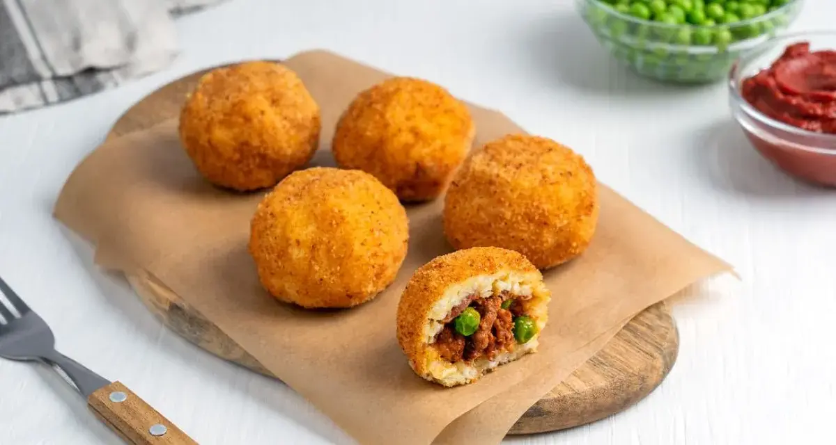 Arancini co to? Złociste kulki ryżowe z mięsem i groszkiem, chrupiące na zewnątrz, pyszne w środku.