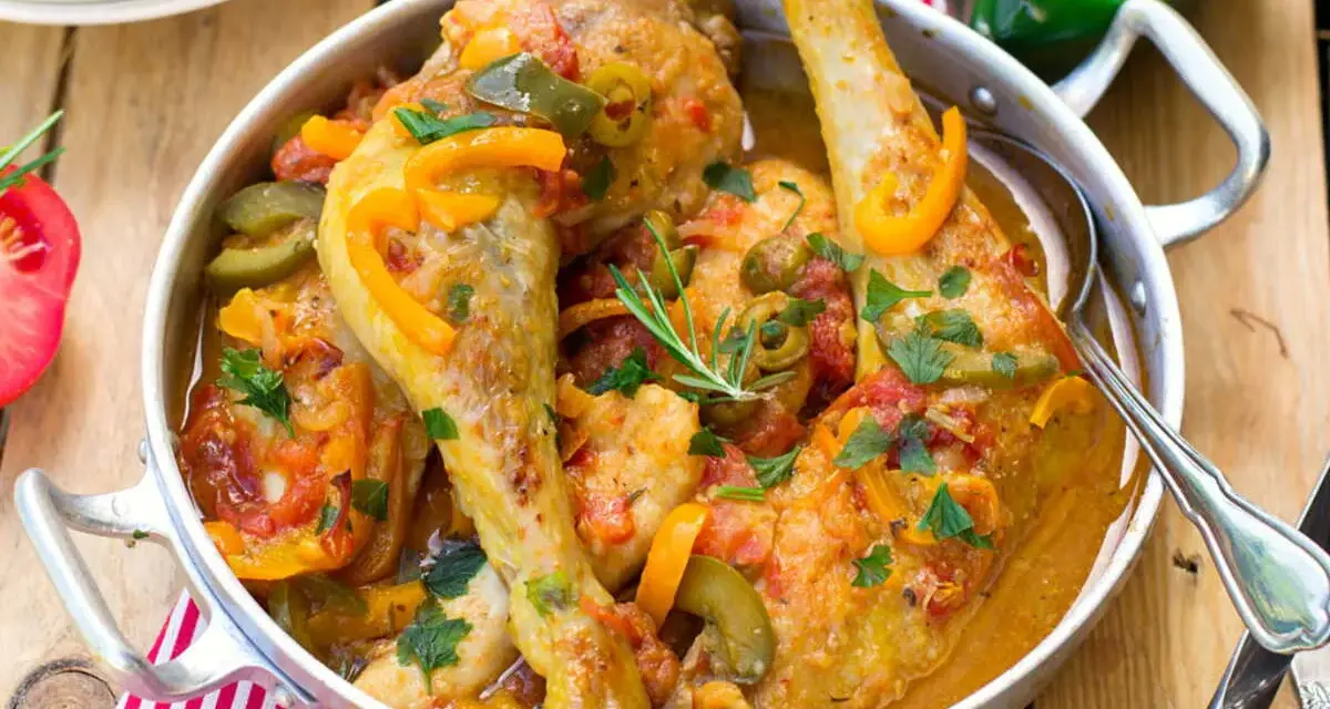 Un savoureux poulet basquaise cookeo, mijoté avec des poivrons, tomates et olives, garni de persil frais.