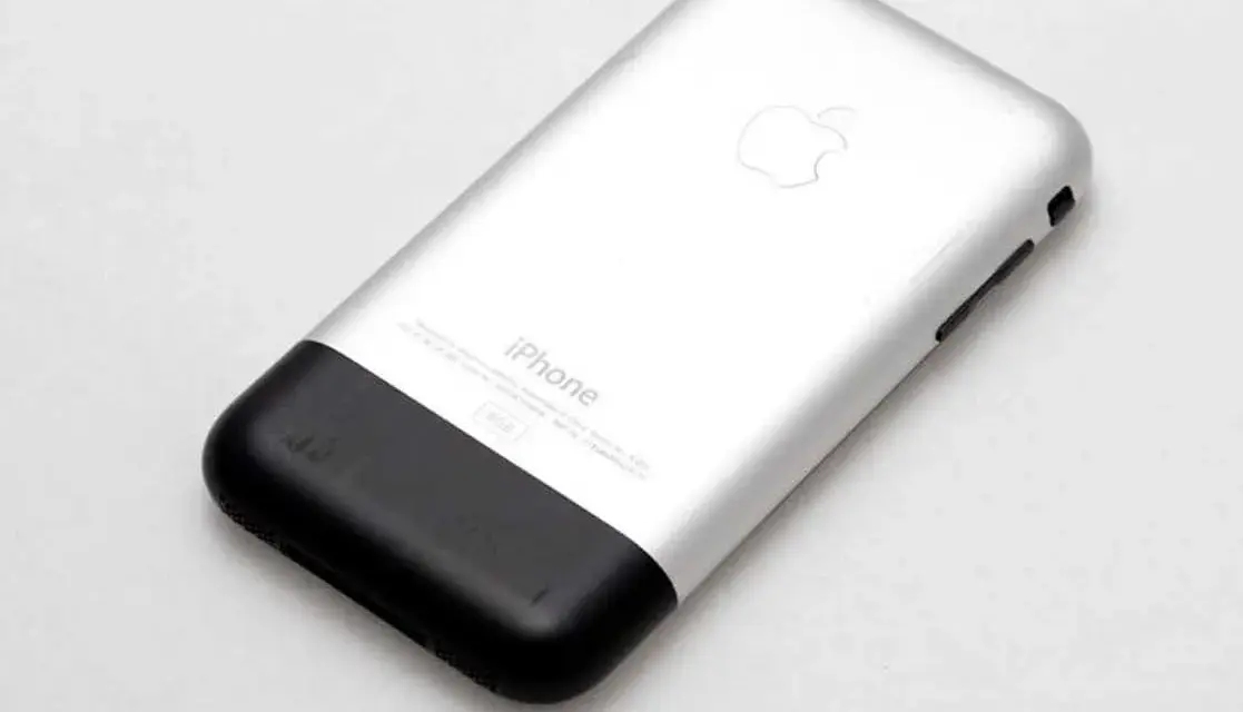 Jaki był pierwszy iPhone i dlaczego zmienił świat smartfonów?