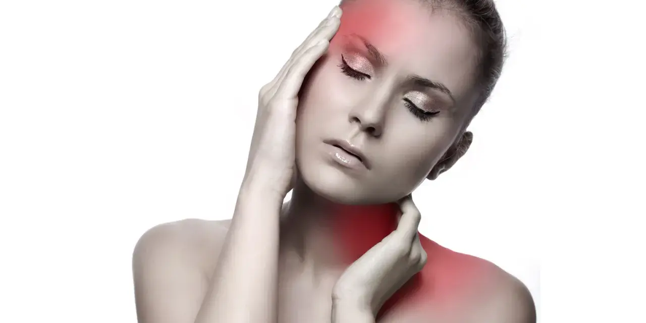 Femme souffrant de douleurs cervicales et maux de tête, mains sur la tempe et le cou, zones rouges indiquant la douleur.