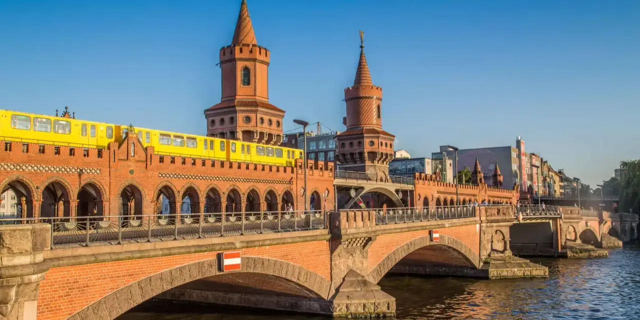Pont Oberbaum à Berlin, avec un train jaune passant. Idéal pour un séjour à Berlin en 5 jours.