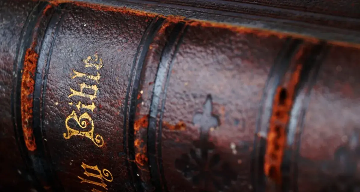 Stara, skórzana oprawa Biblii. Złoty napis "Bible" i zdobienia. W tej księdze znajdziemy historie o tym, jak zginęli apostołowie.