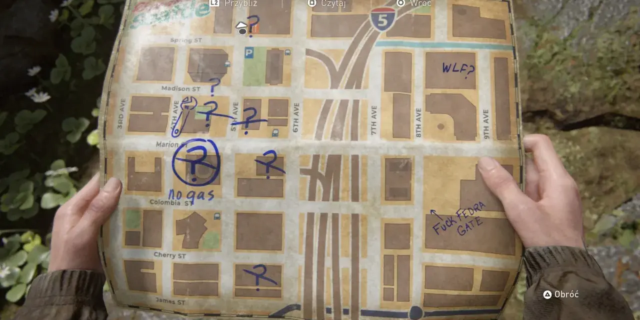 Mapa z zaznaczonymi miejscami, notatkami typu "no gas" i "Fuck FEDRA GATE". Szukamy kodu do bramy w The Last of Us 2.