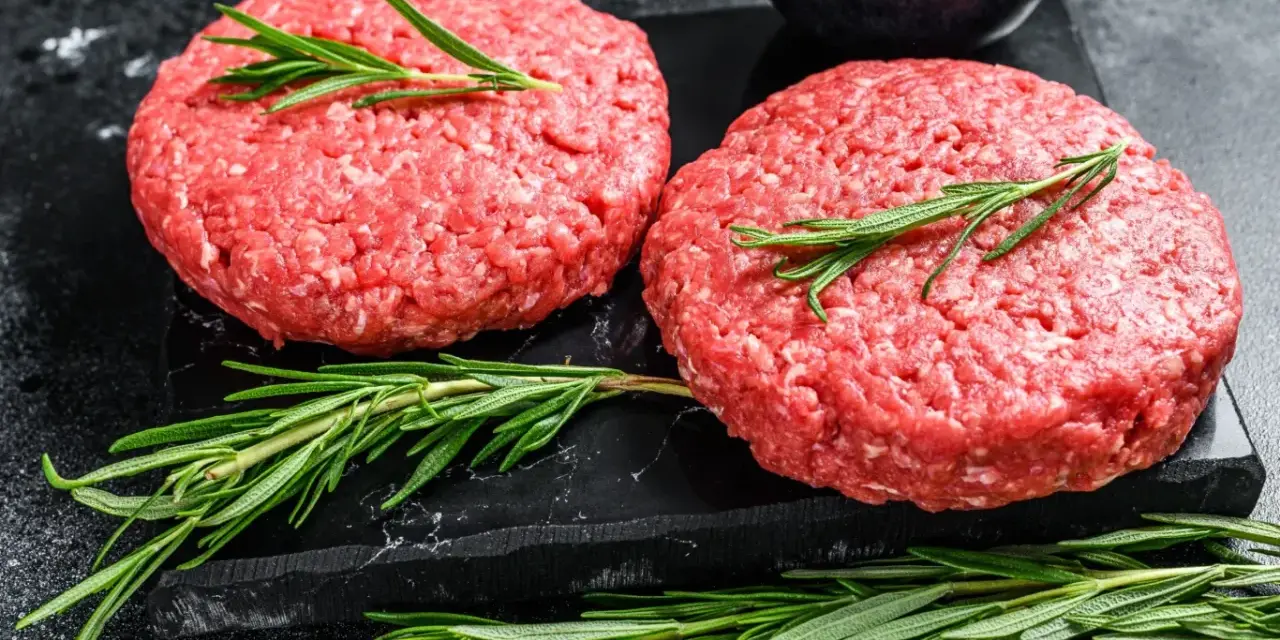 Mięso do burgera: Jak zrobić idealny, soczysty kotlet w domu?