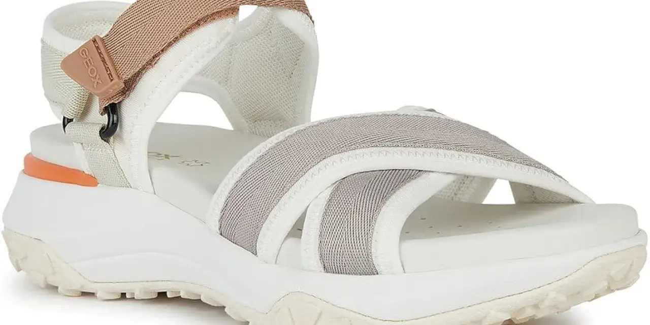 Sandalo Geox bianco con fasce grigie e beige, suola spessa. Perfette anche come geox scarpe sposa per un look moderno.