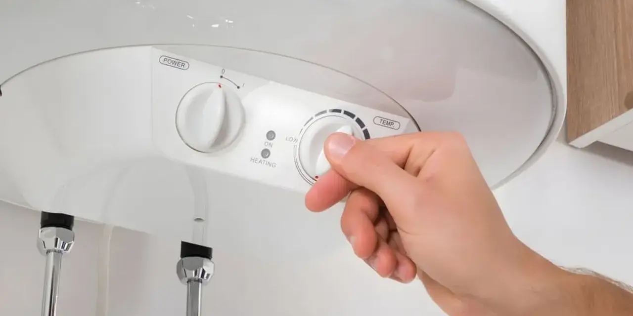 Ajustando la temperatura del termo eléctrico de 80 litros.