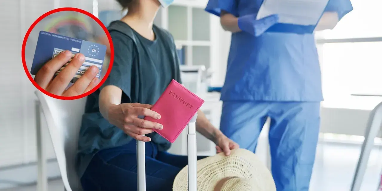 Kobieta w maseczce trzyma różowy paszport i Europejską Kartę Ubezpieczenia Zdrowotnego.