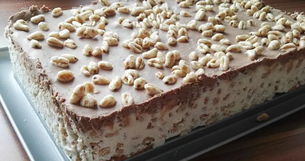 Pyszny kinder country bez pieczenia z czekoladową polewą i chrupiącymi płatkami. Idealny deser dla każdego!