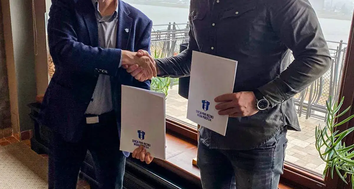Mirsad Terzić i partnerzy podpisują dokumenty. Uściski dłoni i białe teczki z logo klubu.