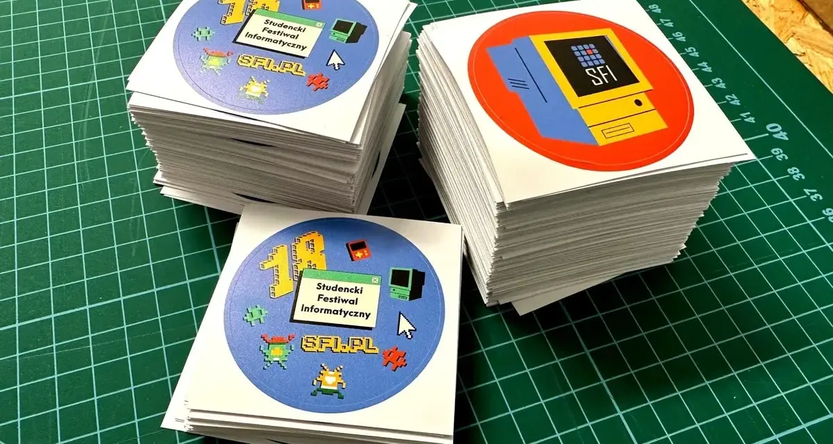 Stosy okrągłych naklejek z motywem retro komputerów i pikselowych postaci. Idealne, by pokazać, jak zrobić naklejki na festiwal informatyczny.