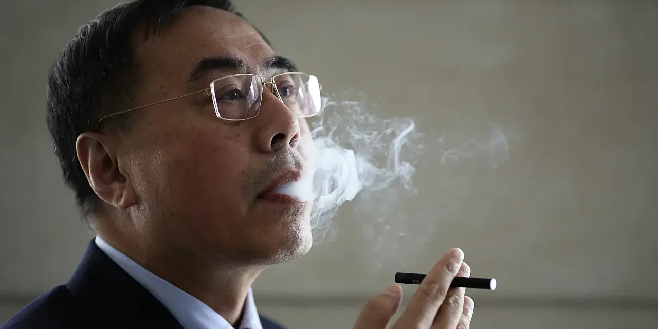 Herbert A. Gilbert exhala vapor de un cigarrillo electrónico.