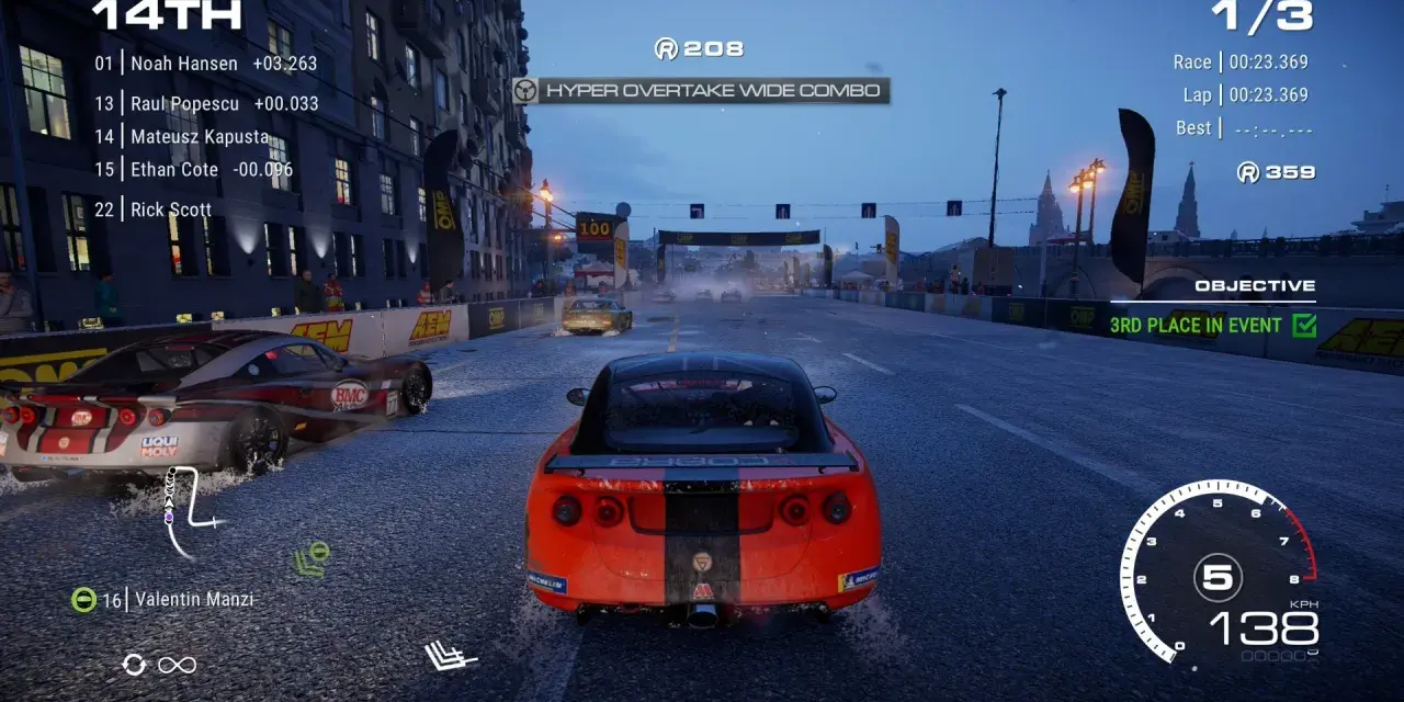Wyścig w Grid Autosport na Nintendo Switch. Czerwony samochód pędzi po mokrym torze, cel: 3. miejsce w wydarzeniu.