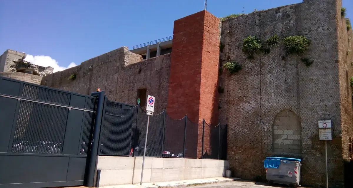 Mura antiche e un torrione rosso, un assaggio di cosa vedere a Trapani in un giorno.