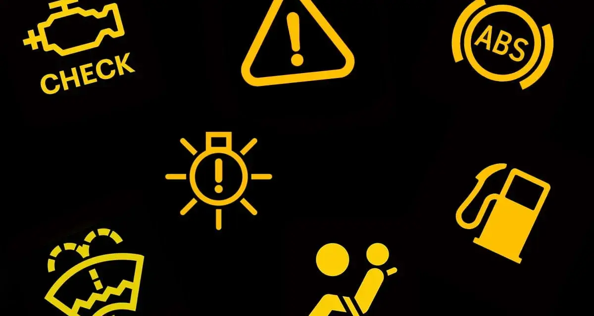 Żółta opis kontrolek na desce rozdzielczej: Check Engine, ABS, poduszka powietrzna, niskie ciśnienie paliwa, ostrzeżenie i światła.