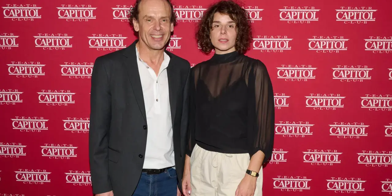 Lena Schimscheiner i mężczyzna pozują na tle czerwonego banera z logo "Teatr Capitol".