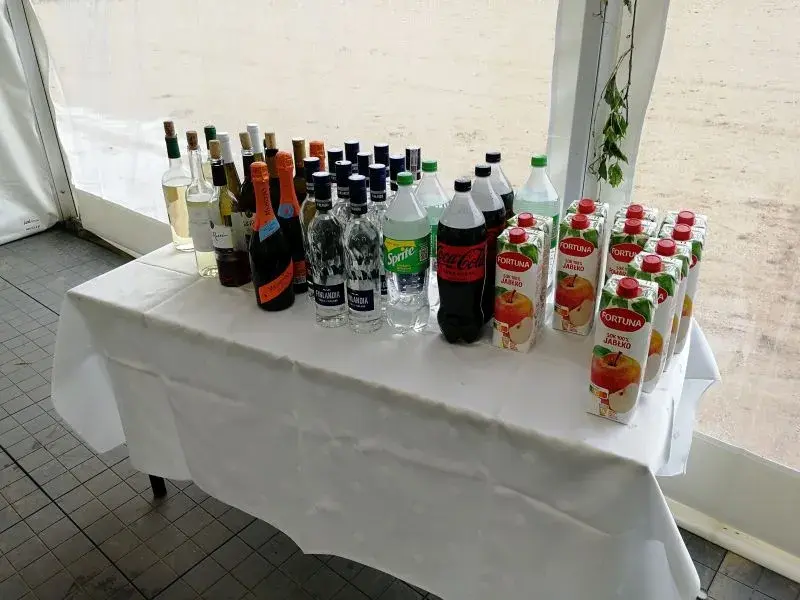 Jakie napoje na wesele w jakich butelkach? Oto najlepsze propozycje