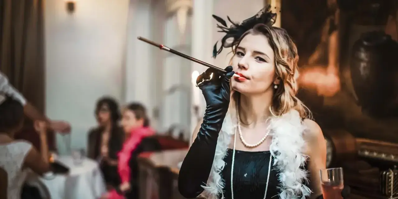Kobieta w stylu lat 20. z cygaretką i piórami, na tle imprezy.