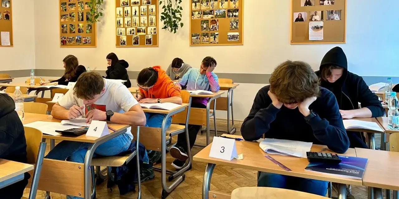 Uczniowie piszą test. Jak radzić sobie z uczniami utrudniającymi prowadzenie lekcji? Cisza i skupienie na zadaniu to klucz do sukcesu.