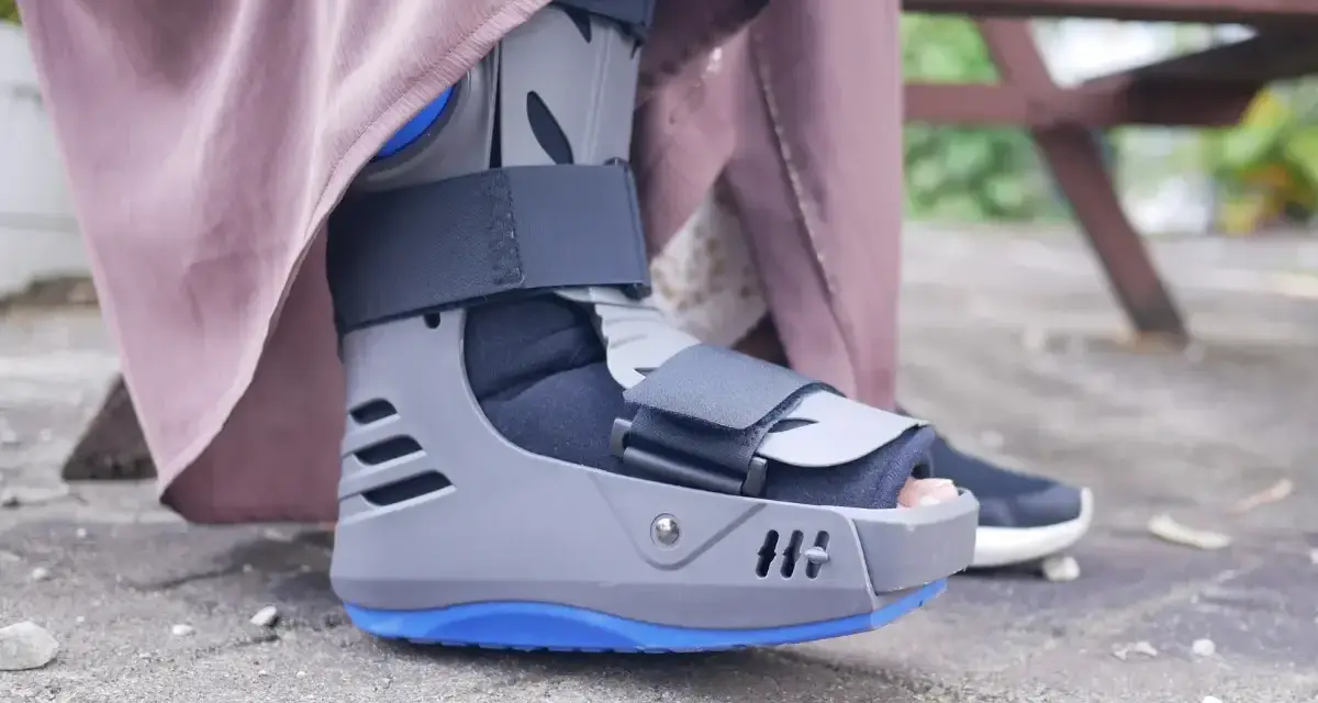 Buty ortopedyczne, które pomagają w rekonwalescencji po złamaniu kości śródstopia, zapewniając stabilizację i komfort.