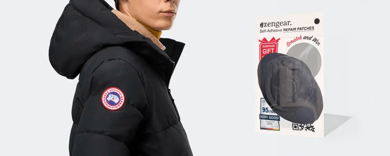Mann mit schwarzer Daunenjacke, daneben ein Paket mit Flicken zur daunenjacke reparieren.