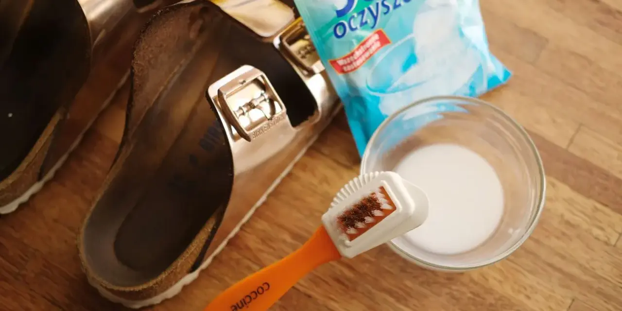 Jak czyścić Birkenstock? Potrzebne: szczoteczka, soda oczyszczona i miseczka z wodą.