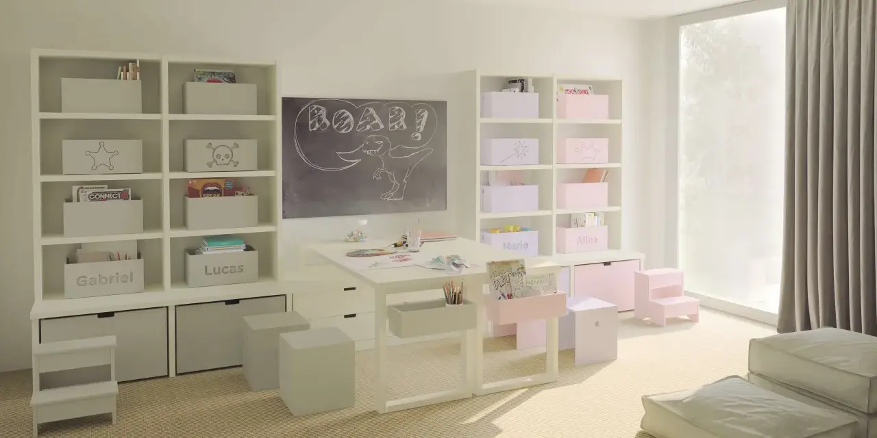 Stanza giochi bambini luminosa con lavagna, scrivania, librerie piene di giochi e contenitori personalizzati. Idee per un ambiente creativo e ordinato.