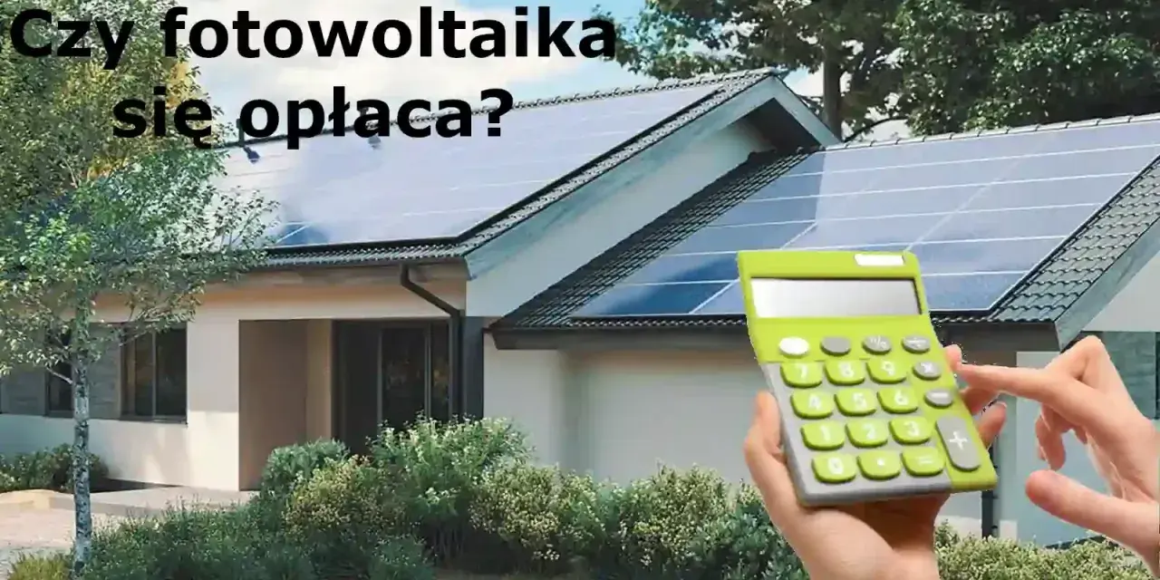 Dom z panelami fotowoltaicznymi na dachu. Obok kalkulator, sugerujący opłacalność inwestycji w fotowoltaikę w domu.