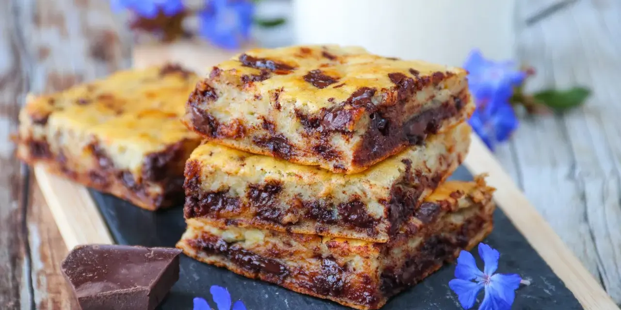 Délicieux gâteau banane chocolat, garni de pépites fondantes et de morceaux de chocolat noir. Parfait pour un goûter gourmand.