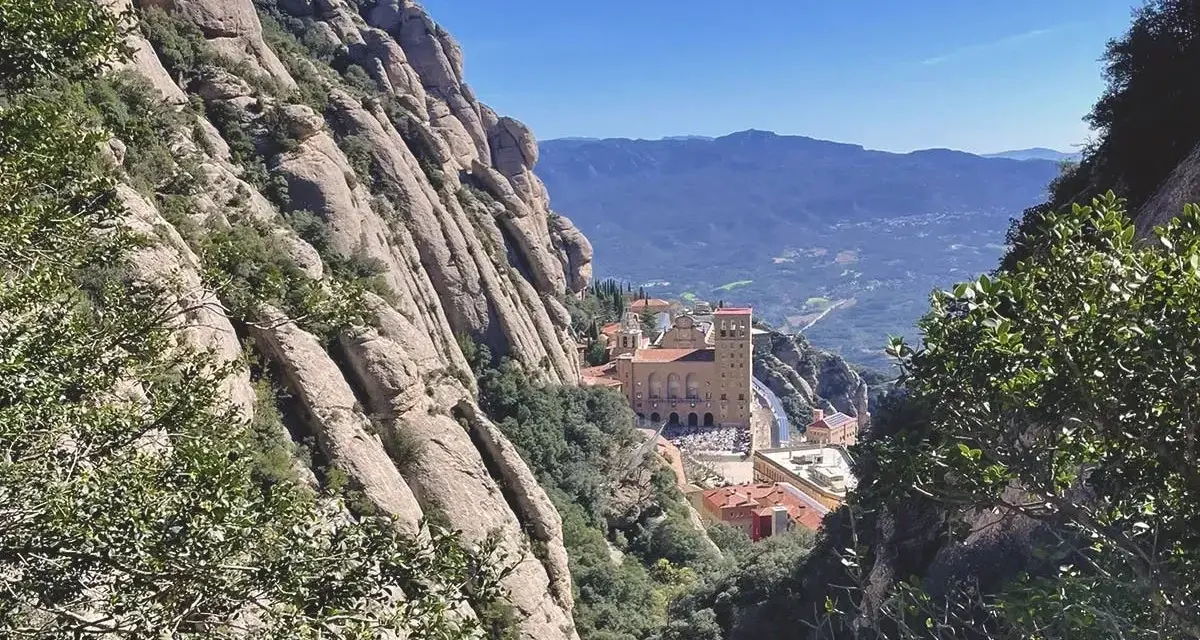 Monasterio en la montaña, ideal para rutas para caminar cerca de mi. Paisaje rocoso y verde con vistas al valle.