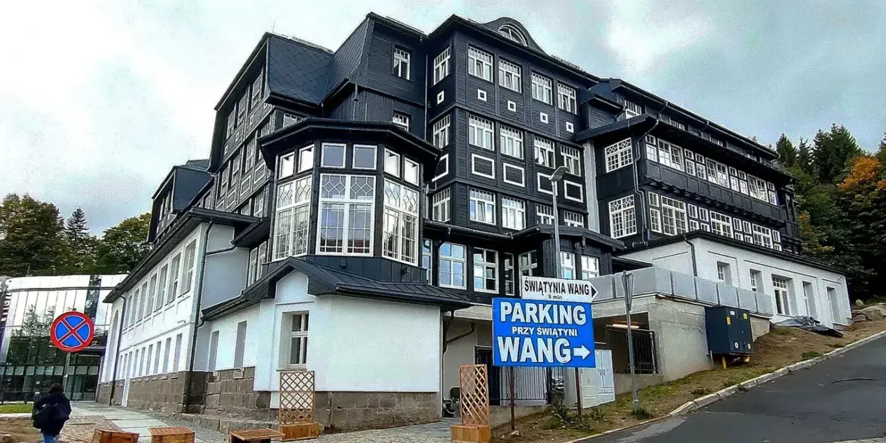 Hotel Sanssouci Karpacz, kiedy otwarcie? Zapytaj o to przy parkingu obok świątyni Wang.