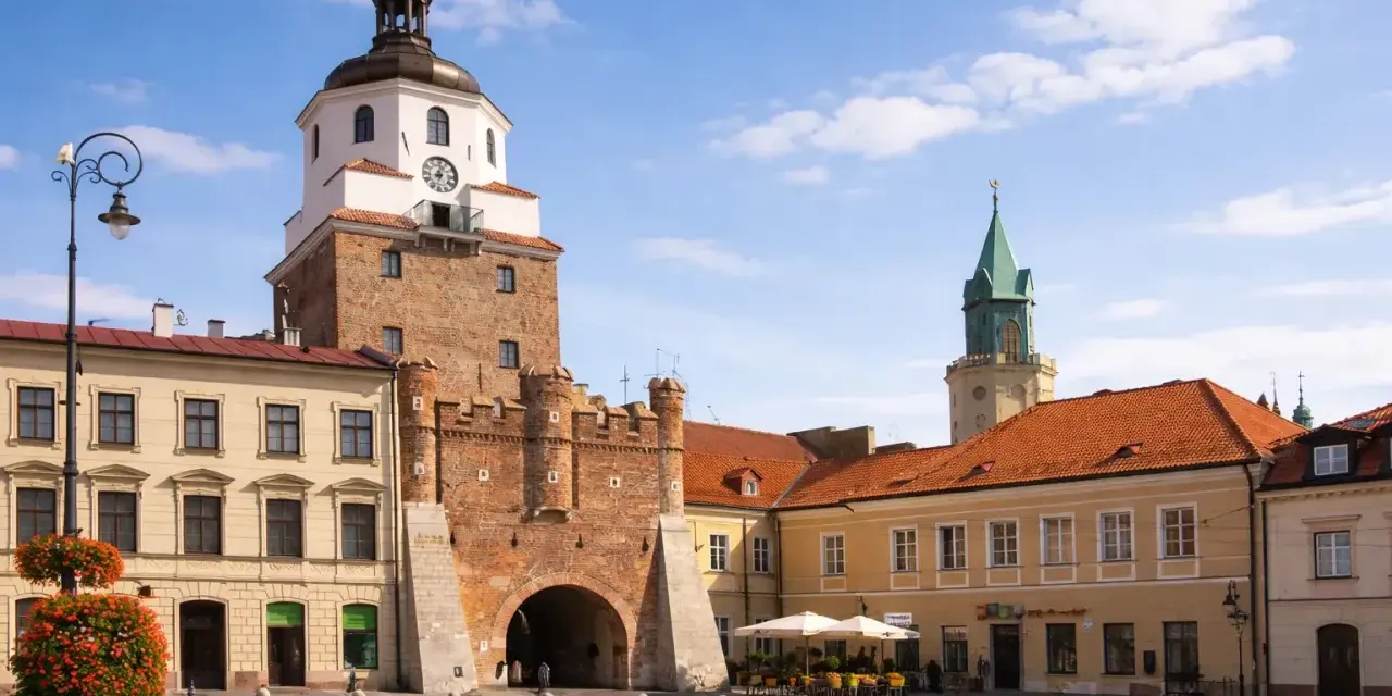 Brama Krakowska i wieża widoczna na lublin starówka. Słoneczny dzień na rynku.