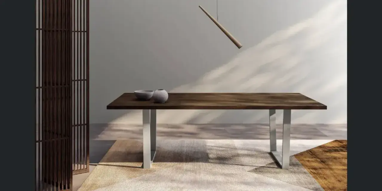 Tavolo in legno scuro con gambe metalliche, due ciotole e un divisorio in legno. L'altezza tavolo è perfetta per cene eleganti.