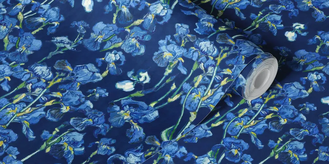 Blå irisblommor i Vincent van Goghs stil på tapetrulle. En hyllning till hans ikoniska målningar.