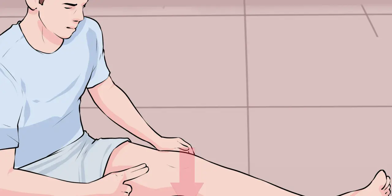 Mann mit einem Handtuch unter dem Knie, der auf eine Schwellung zeigt. Möglicherweise eine Bakerzyste, die mit Liebscher & Bracht behandelt wird.