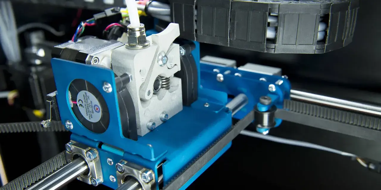 Precyzyjny serwis drukarek 3D – zbliżenie na mechanizm ekstrudera z wentylatorem i paskiem napędowym.