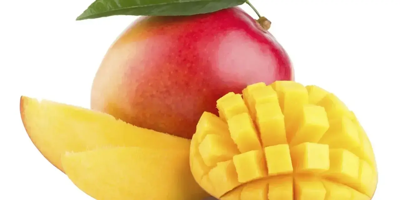 Soczysty mango z liściem, pokrojony w kostkę i plastry. Odkryj bogactwo mango składniki odżywcze.