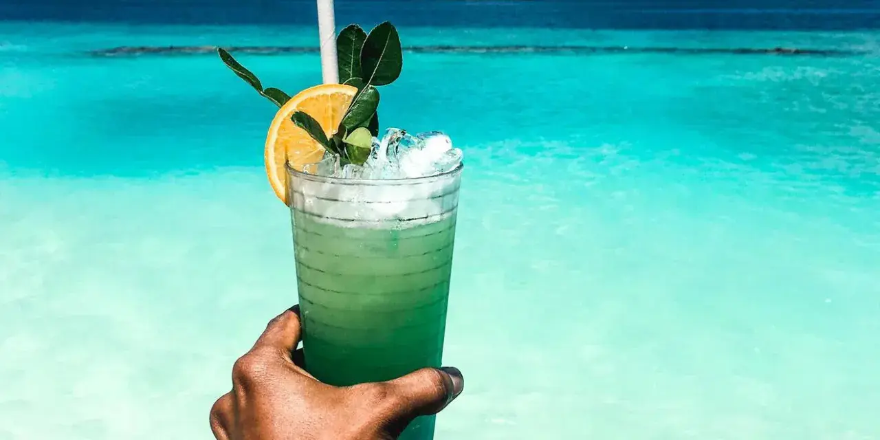 Drink na plaży: Legalnie, smacznie i zawsze chłodno!