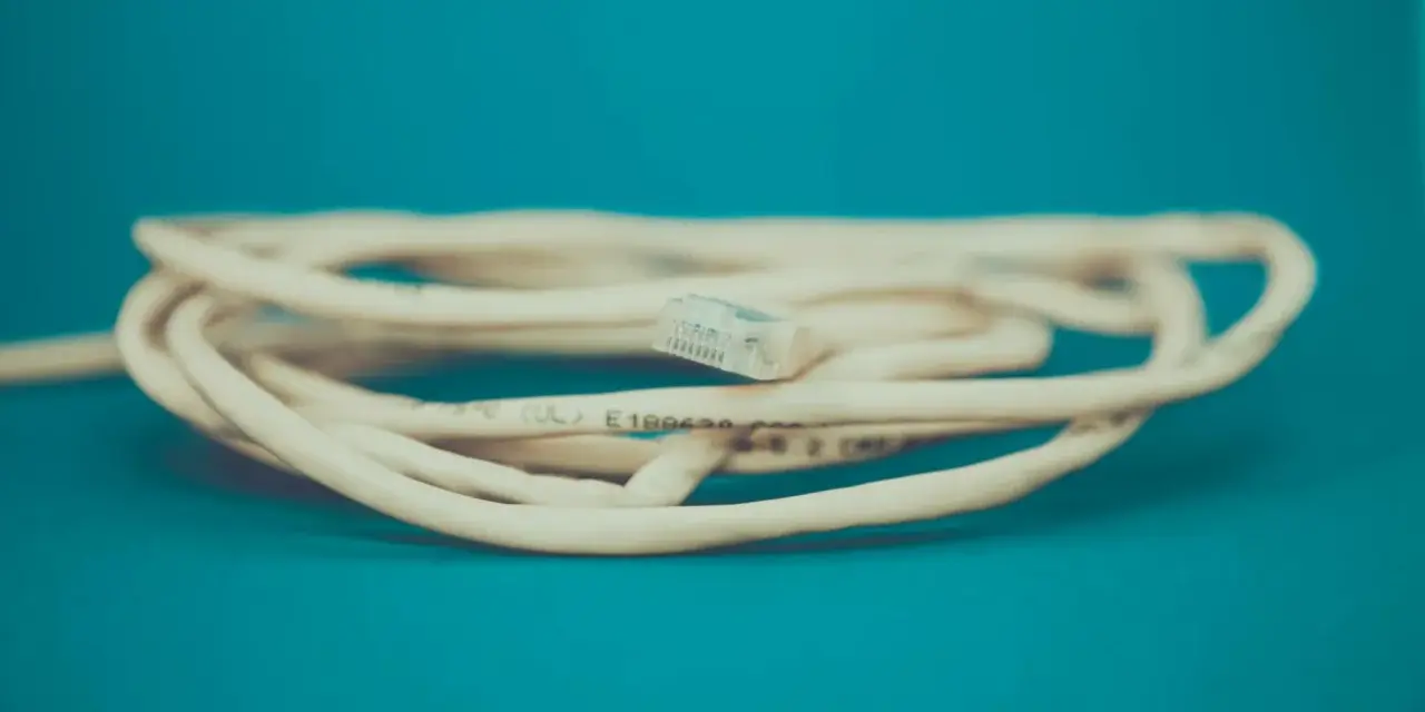 En hoprullad nätverkskabel på 10 meter med en RJ45-kontakt.