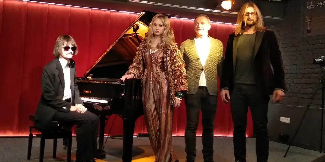 Mieczysław Kosz i Zuzanna na scenie z fortepianem.