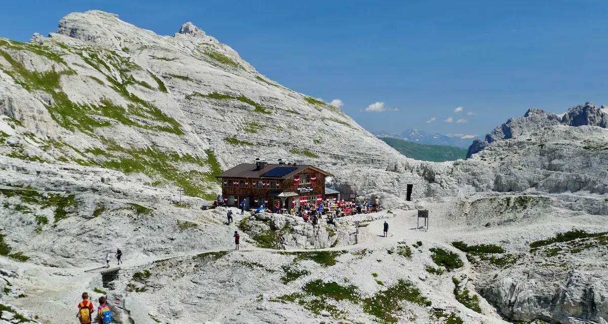 Rifugio Pian di Cengia, un'oasi tra le rocce. Ecco come arrivare a questo splendido luogo alpino.