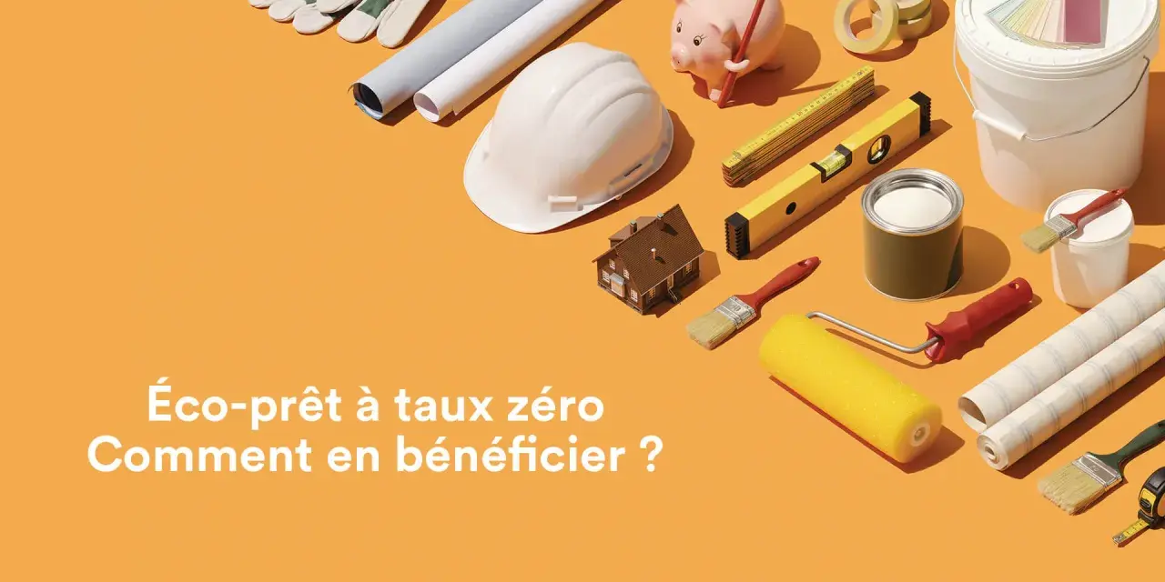 Outils de rénovation, tirelire cochon, casque et maison miniature sur fond orange.