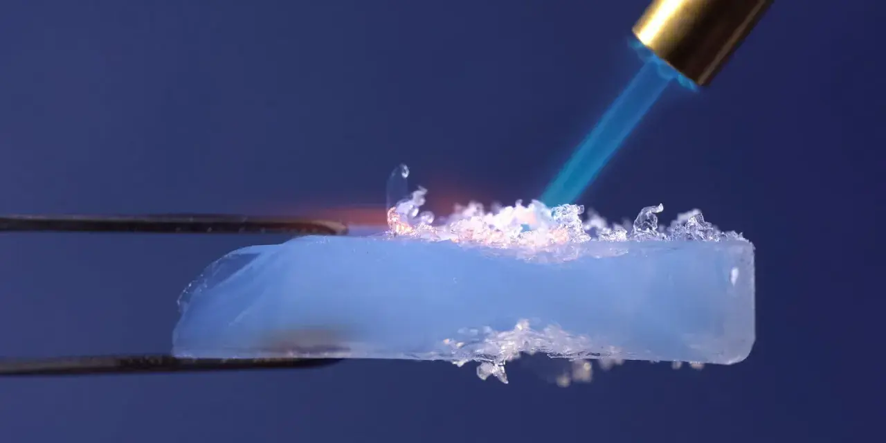 Un pezzo di aerogel, materiale innovativo per l'edilizia, viene riscaldato con una fiamma.
