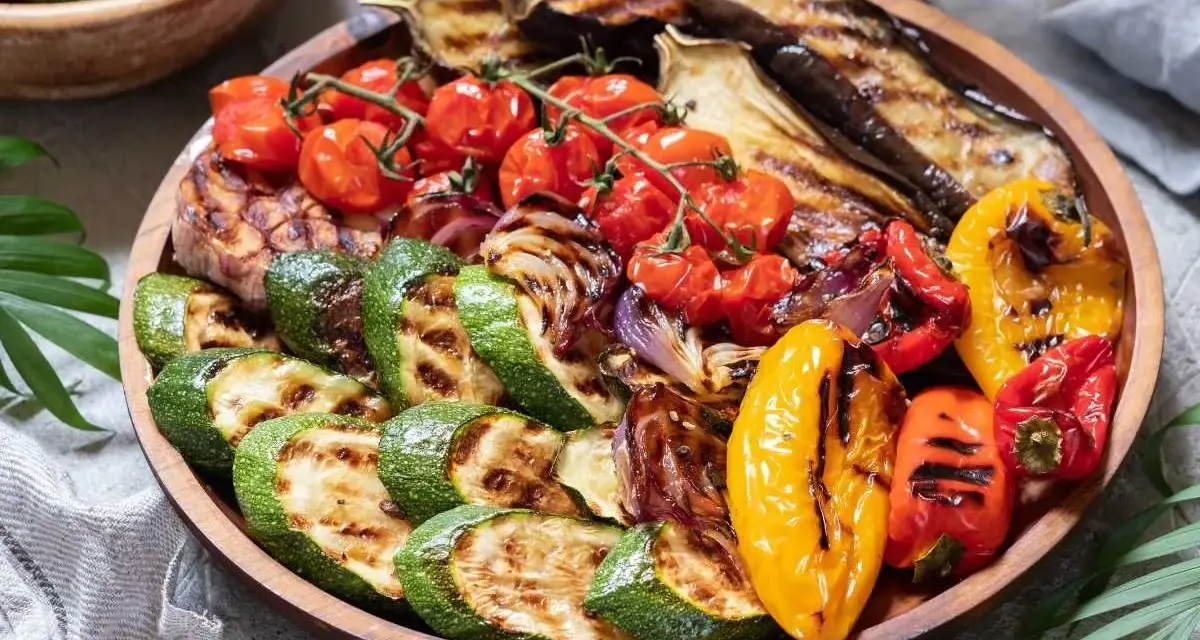 Una colorida parrillada de verduras con calabacines, berenjenas, pimientos y tomates. ¡Un festín para la vista y el paladar!